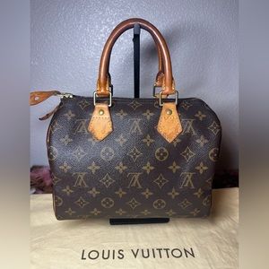 Vintage and Authentic Louis Vuitton monogram speedy 25.